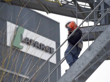 Comisia Europeană, înştiinţată de producătorii de materiale de construcţii că vor să fuzioneze